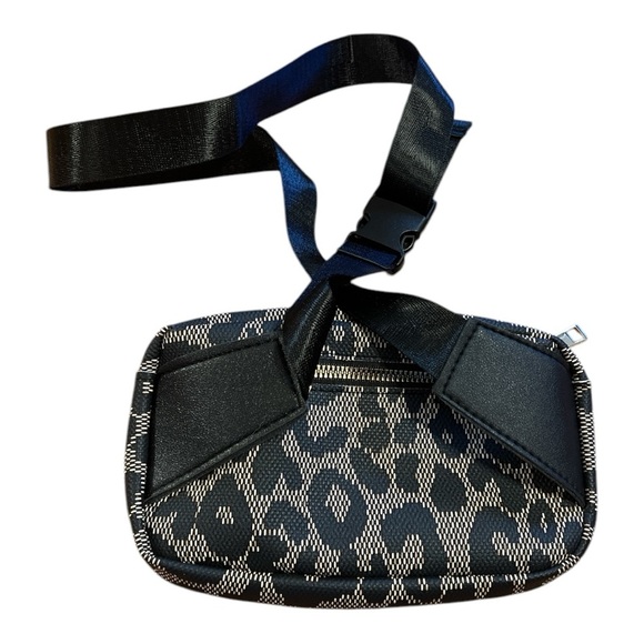 🧡 5 for $25 🧡 Leopard Print Crossbody Bag - Picture 2 of 3